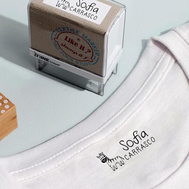 Namensstempel für Kinder & Babytextilien Textil Stamp By Me | Personalisierter Textilstempel für Uniformen & Schul-/Kita-Gegenstände | Wasserfeste, permanente Tinte Waschmaschinen und Trocknergeeignet
